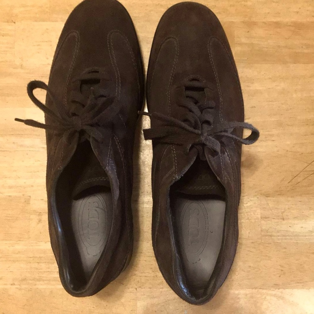 Beautiful milk chocolate suede Tod’s lace up shoes. Size 12